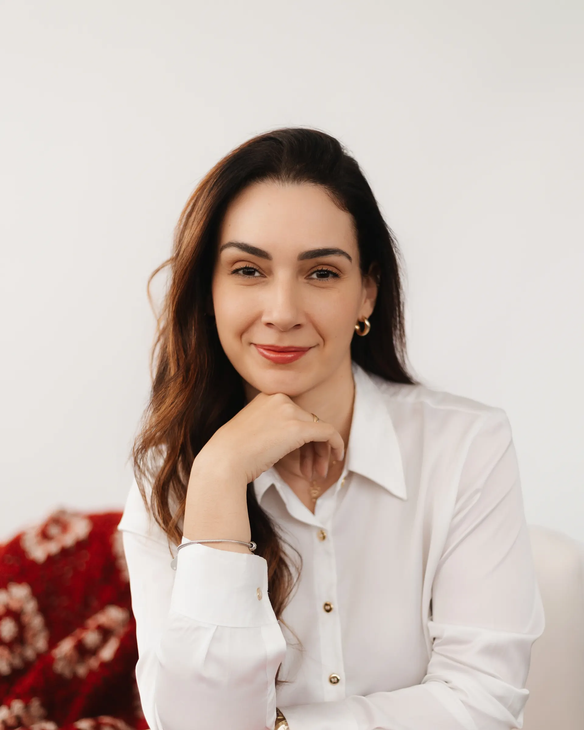 Retrato de Gabriela Vargas, psicóloga e psicanalista, com a mão apoiada no queixo