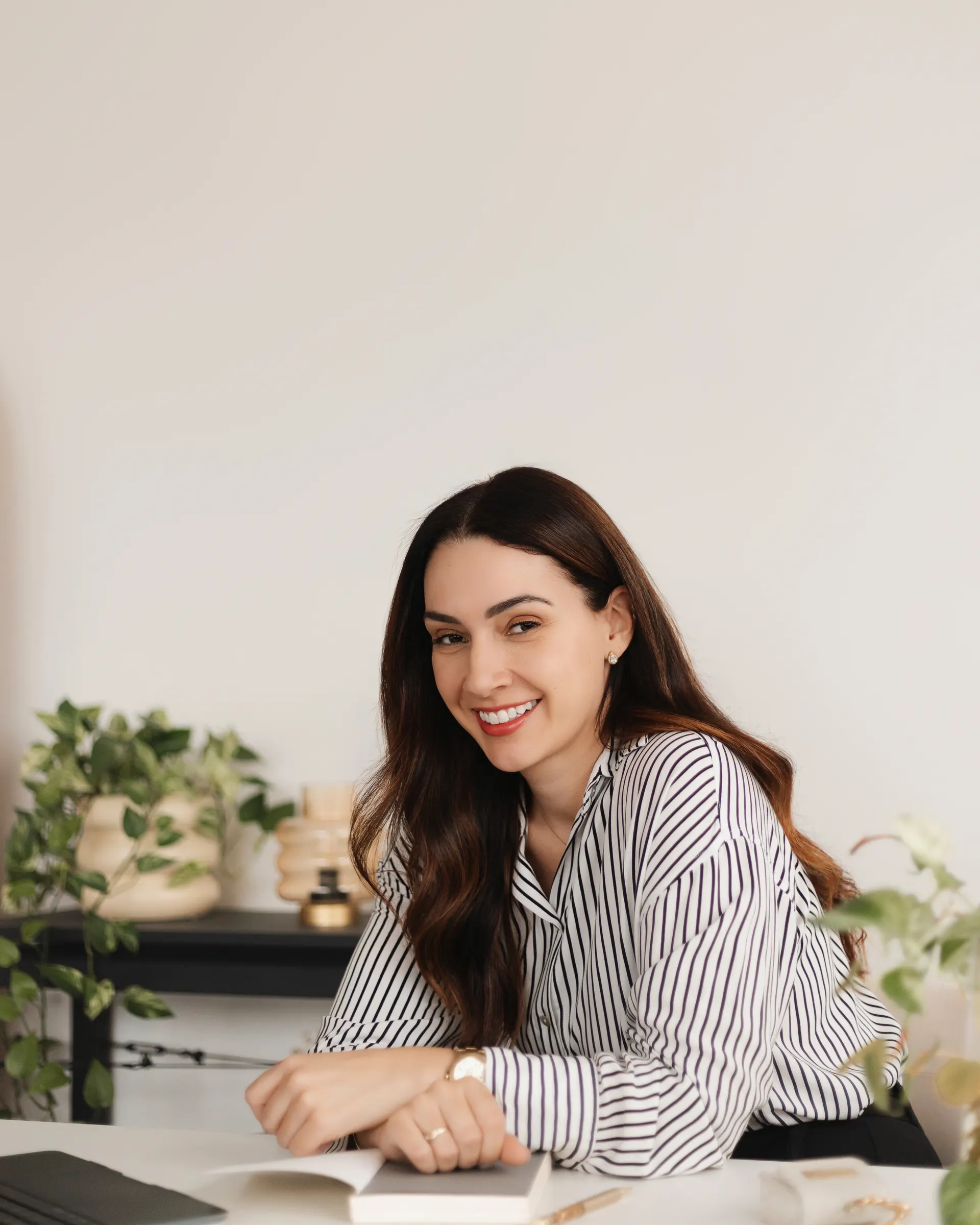 Gabriela Vargas em ambiente de trabalho, contexto de atuação corporativa
