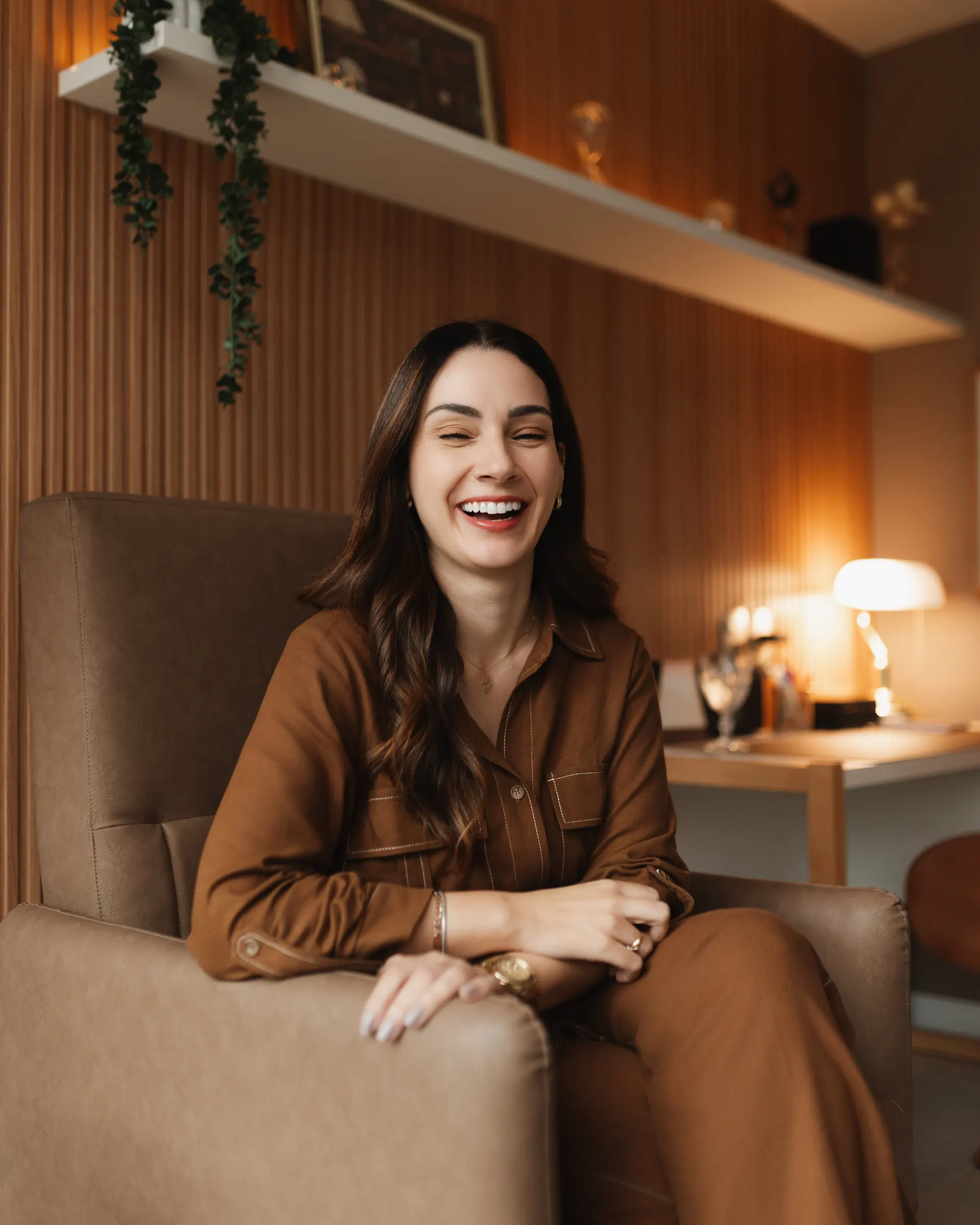 Gabriela Vargas rindo, sentada na poltrona do consultório